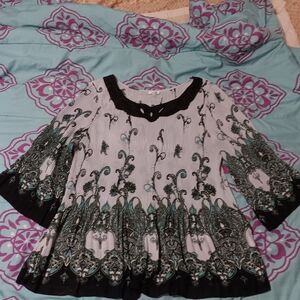 NICOLA 🐝 women's top 2X